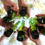 Hälften av svenska folket dricker mer alkohol under semestern